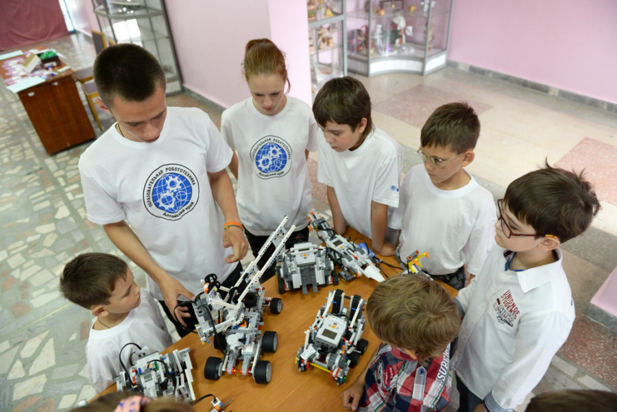 Во время &quot;Электронной недели на Алтае&quot; барнаульских ребят учили робототехнике.