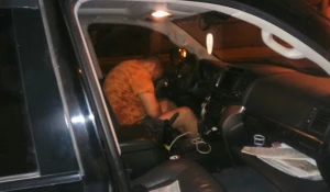 Заснувший водитель "Тойоты Ленд Крузер".