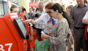 Барнаульцы пытаются разобраться с кассами самообслуживания. На открытии "Ашана". 29 июня 2015 года.