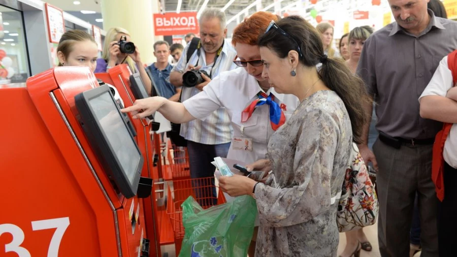 Барнаульцы пытаются разобраться с кассами самообслуживания. На открытии &quot;Ашана&quot;. 29 июня 2015 года.