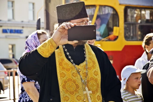 Участники крестного хода. Барнаул, 28 июня 2015 года.