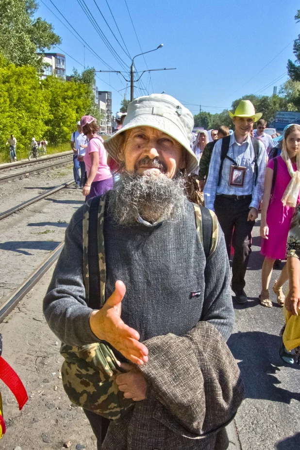 Участники крестного хода. Барнаул, 28 июня 2015 года.