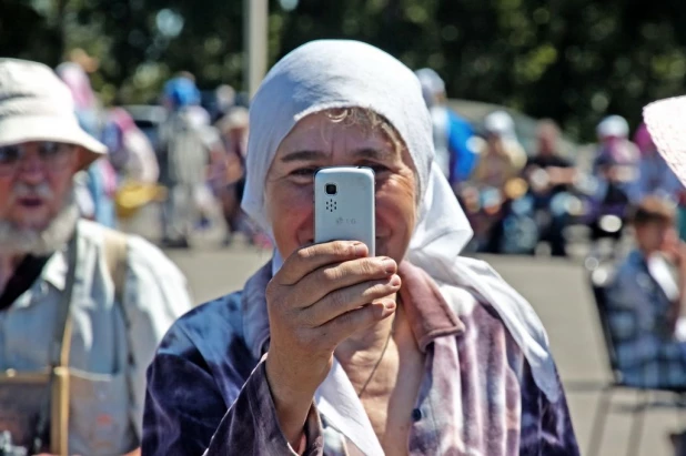 Участники крестного хода. Барнаул, 28 июня 2015 года.