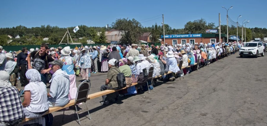 Участники крестного хода. Барнаул, 28 июня 2015 года.