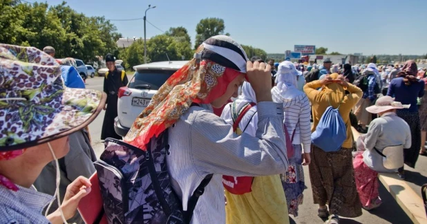 Участники крестного хода. Барнаул, 28 июня 2015 года.