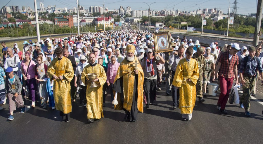 Участники крестного хода. Барнаул, 28 июня 2015 года.