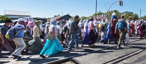 Участники крестного хода. Барнаул, 28 июня 2015 года.