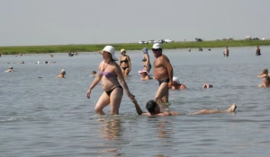 Жители Алтая отдыхают на соленых озерах.