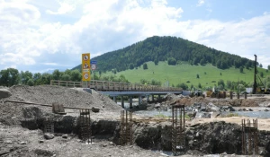 В Солонешенском районе восстанавливают мост через Ануй.