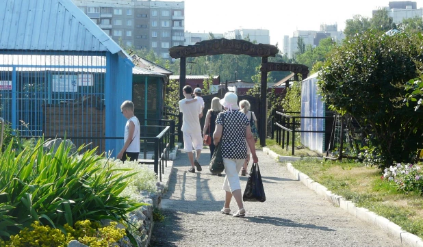 Посетители барнаульского зоопарка в жару. 1 июля 2015 года.