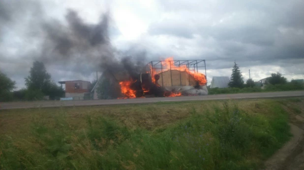 В Барнауле сгорел автомобиль. 4 июня, 2015 год.