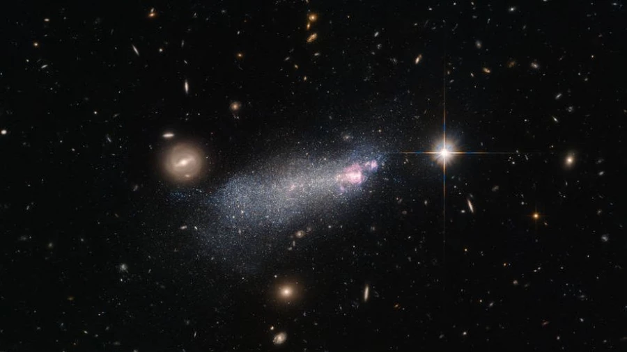 НАСА показало снимок галактики с тяжелыми и яркими умирающими звездами.