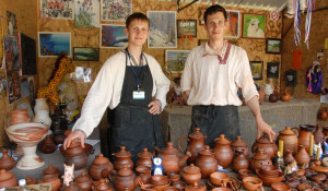 Мастера Покидаевы из Белокурихи уверены главное в гончарном деле - практика. 