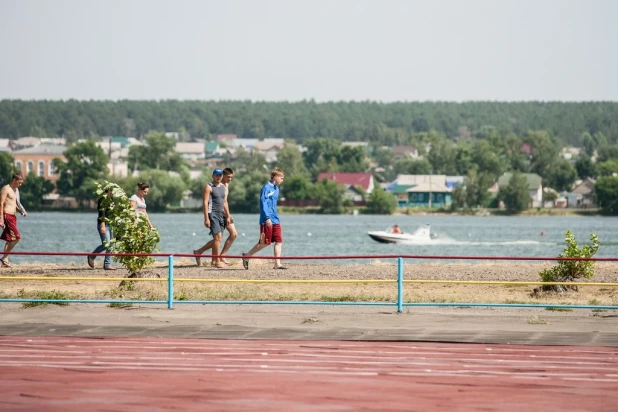 На берегу Павловского пруда.