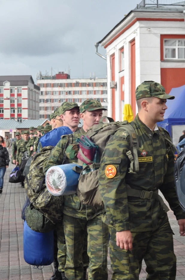 Студенты политеха отправились на военные сборы. Барнаул, 6 июля 2015 года.