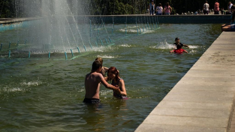 В жару фонтаны становятся одним из мест купания.