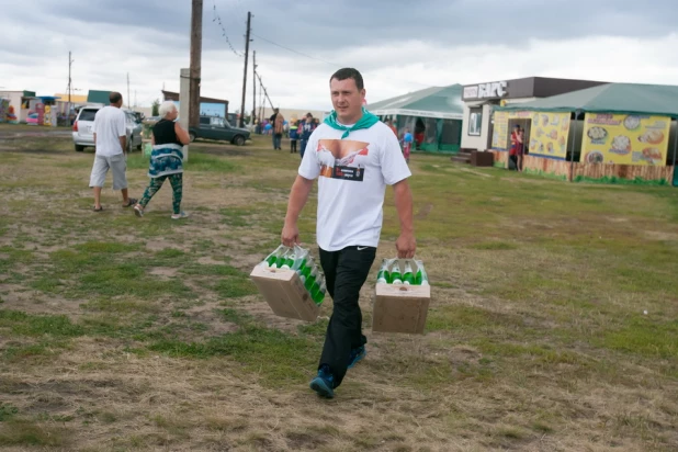 Несмотря на погоду, вечеринка в стиле диско "Жаркое лето" состоялась