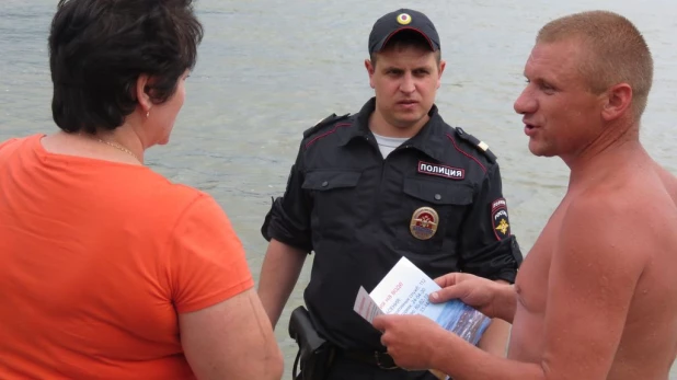 Барнаульские полицейские провели рейд по несанкционированным пляжам.