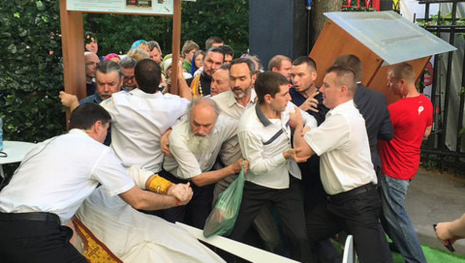 Православные активисты пытались сорвать концерт "Серебряного Дождя". 4 июля 2015 года.