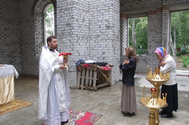 Праздничная литургия в строящемся храме в Нагорном парке.