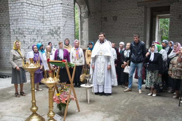 Праздничная литургия в строящемся храме в Нагорном парке.