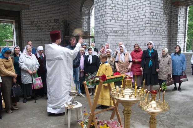 Праздничная литургия в строящемся храме в Нагорном парке.