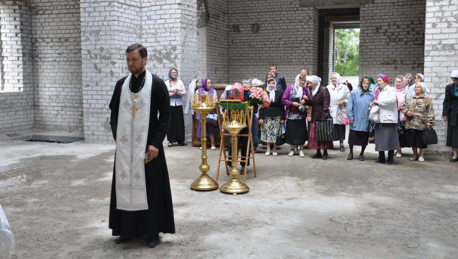 Праздничная литургия в строящемся храме в Нагорном парке.