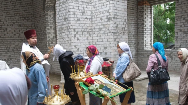 Праздничная литургия в строящемся храме в Нагорном парке.