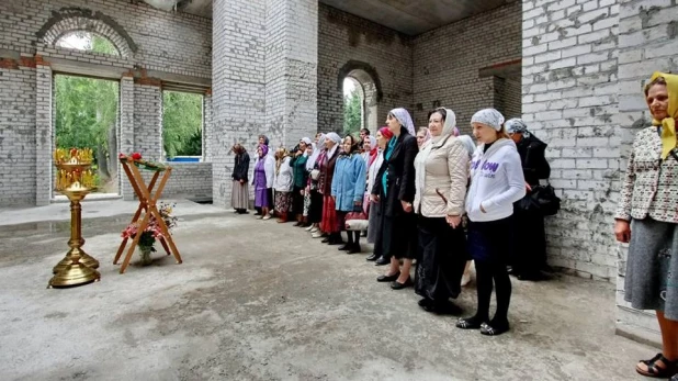 Праздничная литургия в строящемся храме в Нагорном парке.