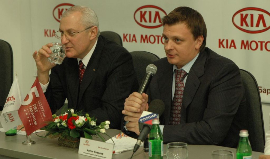 Антон Ковалев (справа).