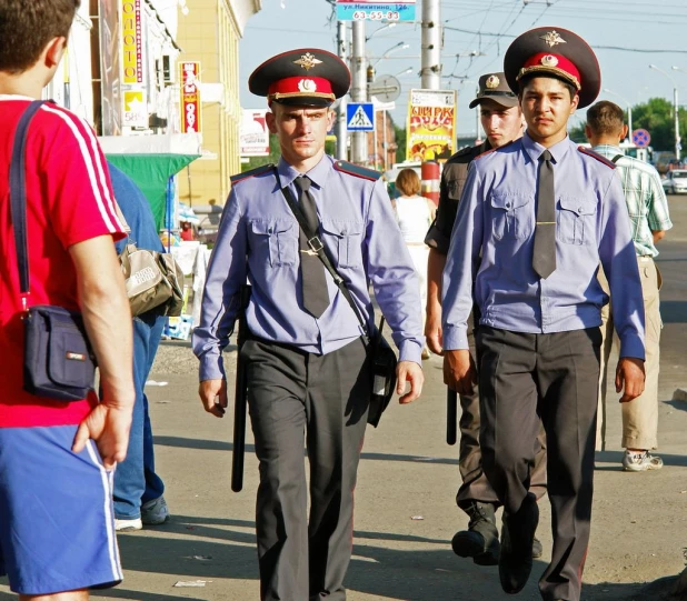 Серьезные барнаульские мужчины.