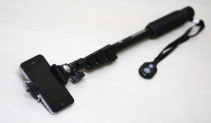 Монопод. В народе "палка для селфи".