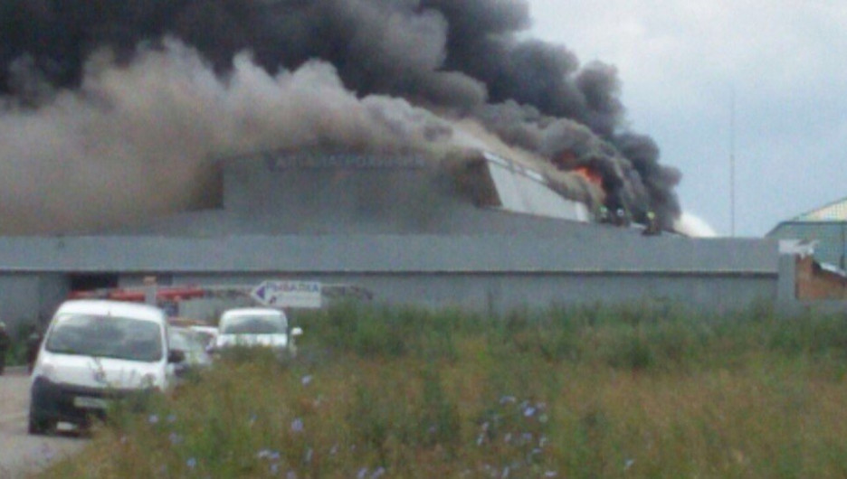 В Барнауле произошел крупный пожар на заводе "Алтай агрохимия". 