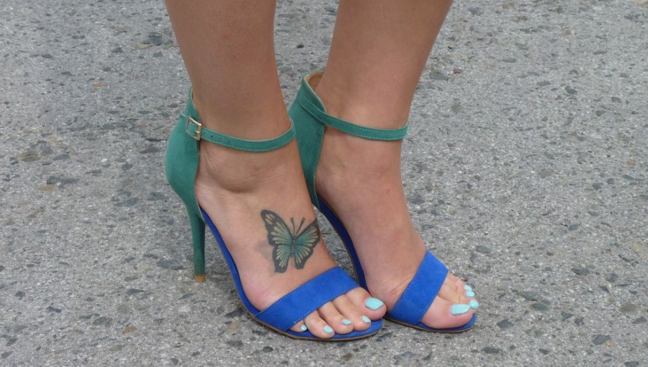Татуировка - аксессуар современных девушек. На фото - ноги Екатерины.
