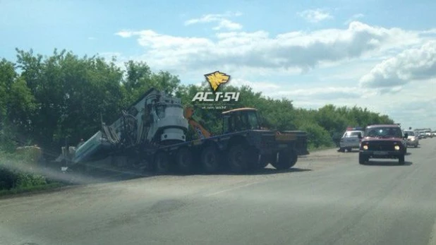 Из-за серьезного ДТП под Новосибирском образовалась многокилометровая пробка. Июль, 2015.