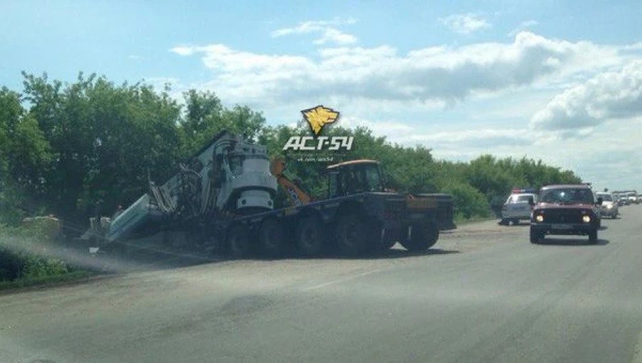 Из-за серьезного ДТП под Новосибирском образовалась многокилометровая пробка. Июль, 2015.