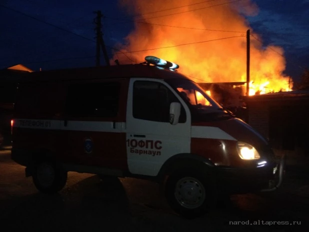 Пожар в Барнауле на улице Чеглецова. 12 июля 2015 года.