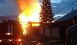 Пожар в Барнауле на улице Чеглецова. 12 июля 2015 года.