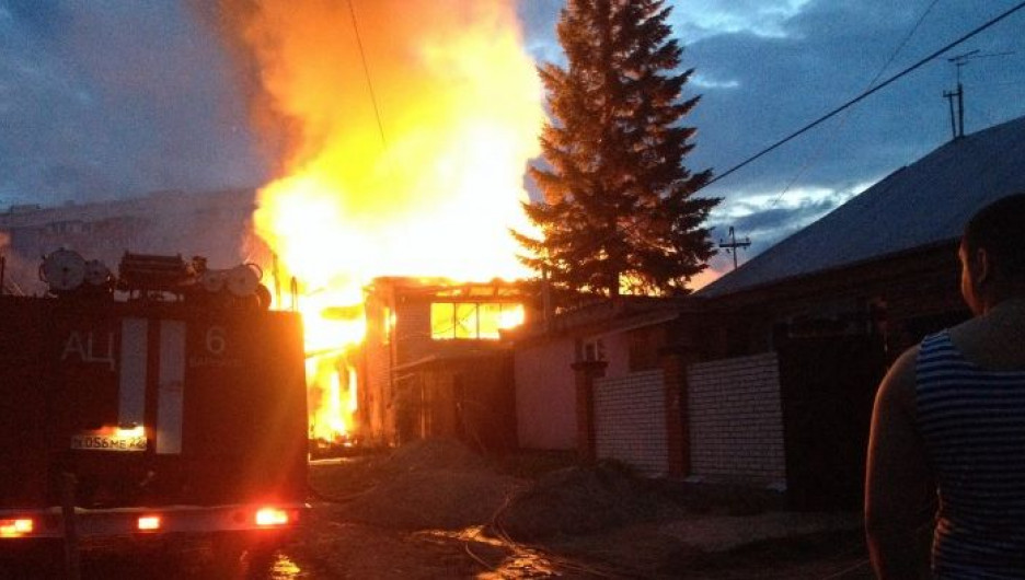 Пожар в Барнауле на улице Чеглецова. 12 июля 2015 года.