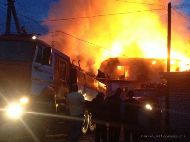 Пожар в Барнауле на улице Чеглецова. 12 июля 2015 года.