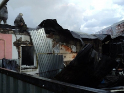 Дом на улице Чеглецова после пожара. 12 июля 2015 года.