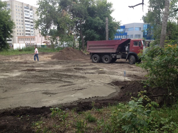 На месте будущего сквера в спорт-парке Алексея Смертина идут масштабные работы.