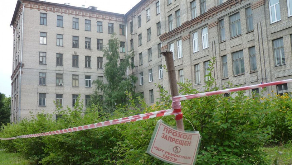 Закрытая из-за аварийного состояния горбольница №3 в Барнауле продолжает разрушаться.