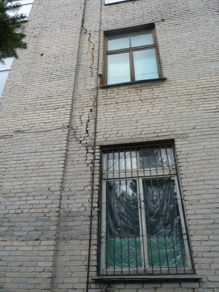 Закрытая из-за аварийного состояния горбольница №3 в Барнауле продолжает разрушаться.