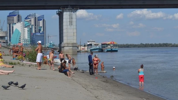 Барнаульцев предупредили о небезопасности купания у Нового моста.