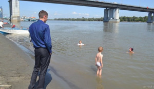 Барнаульцев предупредили о небезопасности купания у Нового моста.