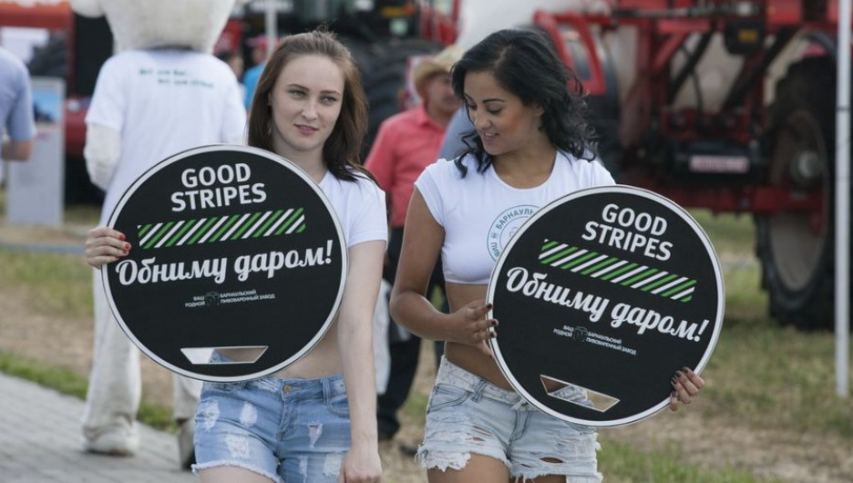 Алтайские красавицы на "Дне сибирского поля". 16 июля 2015 года.