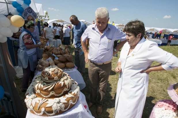 Праздник хлеба на "Дне сибирского поля". 16 июля 2015 года.