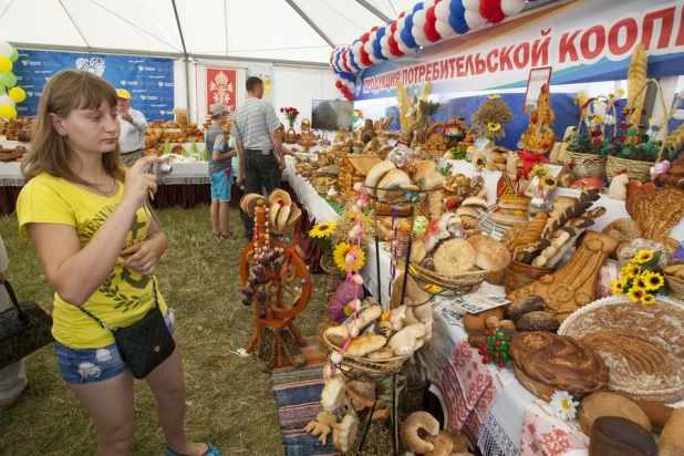 Праздник хлеба на "Дне сибирского поля". 16 июля 2015 года.