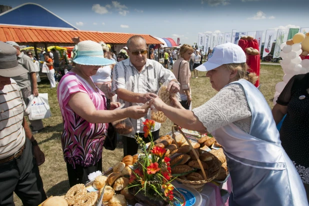 Праздник хлеба на "Дне сибирского поля". 16 июля 2015 года.